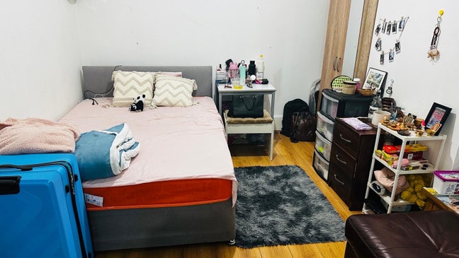 3 sharing room available for a girl Main Photo