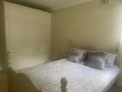 Spacious Double bedroom Main Photo