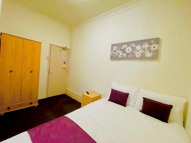 Double Ensuite - near Sainsbury Supermarket Main Photo