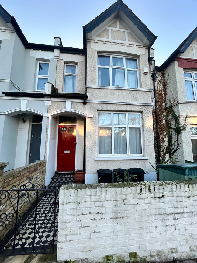 Bright Double Room in Friendly Flatshare Main Photo