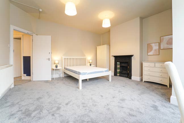 Very Large en suite room. All bills included.  Main Photo