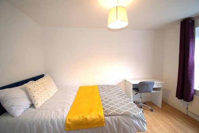 Double at 4 min walk to Clapham Junction station ! Main Photo