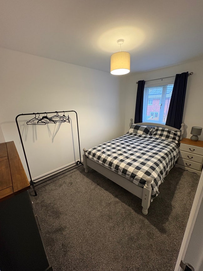 Double bedroom in Hooton  Main Photo