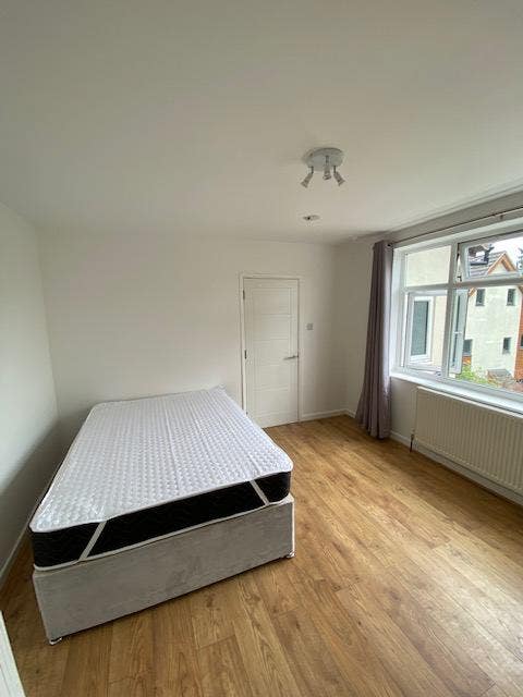 Spacious double with private bathroom Main Photo