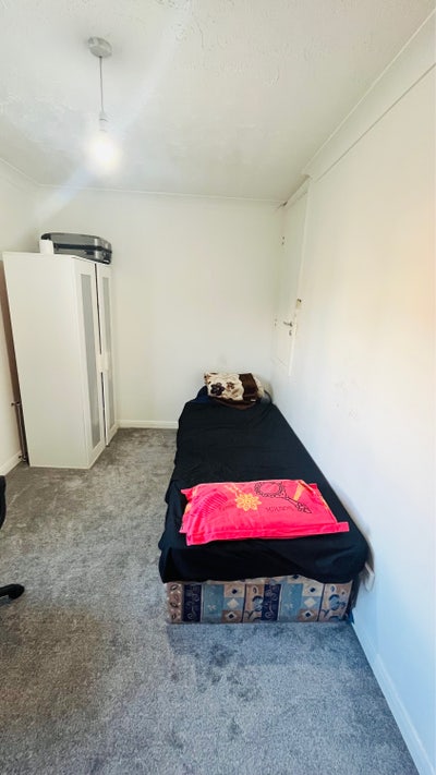 Beautiful room for short term  in Feltham by TW14  Main Photo