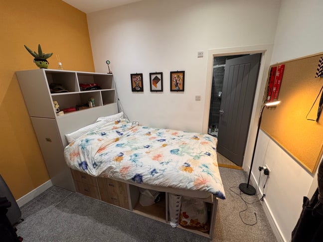 Downstairs Double Room With Private Bathroom! Main Photo