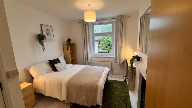 Large Room Available - All Bills Included  Main Photo