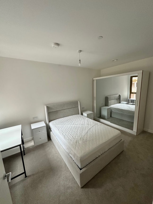 Large double room in modern flat  Main Photo