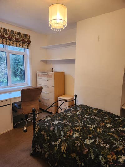 Sunny room in family house Main Photo