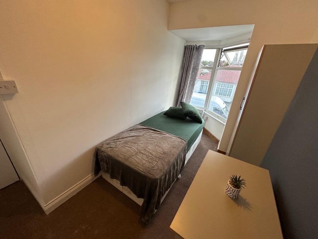 🛏️ Single Room to Let in - Wembley Main Photo