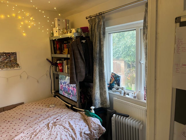 Urgent -room available move in as soon as possible Main Photo