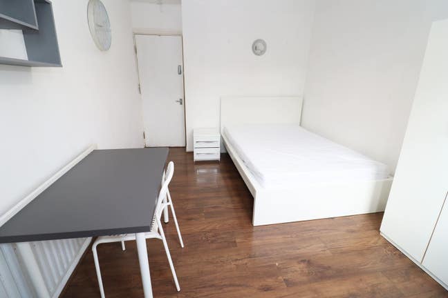 ✨ 1min to DLR | Spacious Modern Room Main Photo