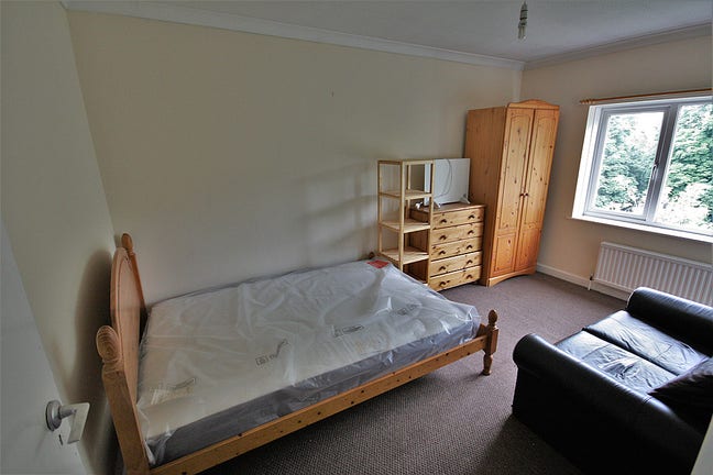 Furnished Double Bedroom - Bills Included - Jan 26 Main Photo