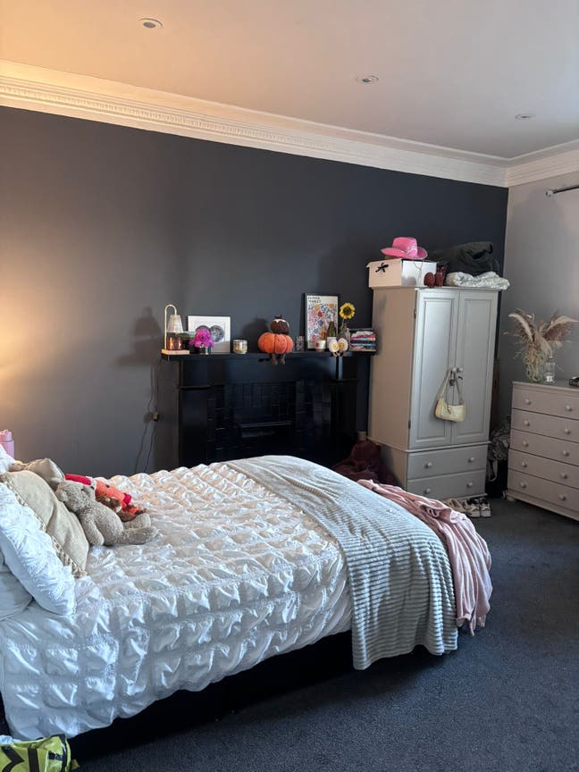 Spacious ensuite room in West End Flat Main Photo