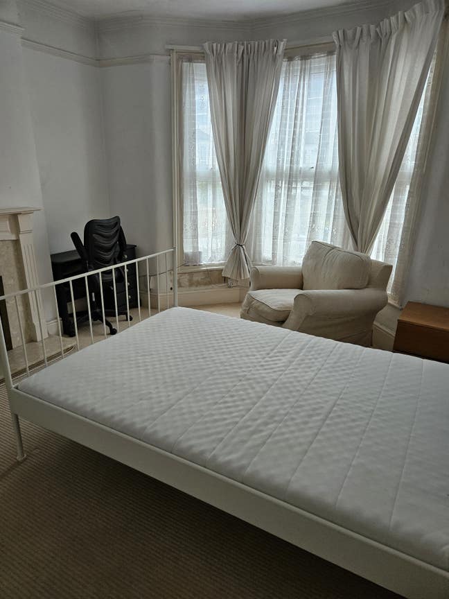 Spacious double room for rent Main Photo