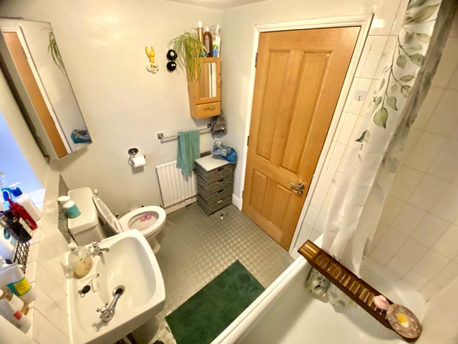 Zone2 Lewisham Station 7 minutes £135pw Main Photo