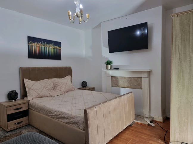 Large fur dbl room private bathroom bills included Main Photo