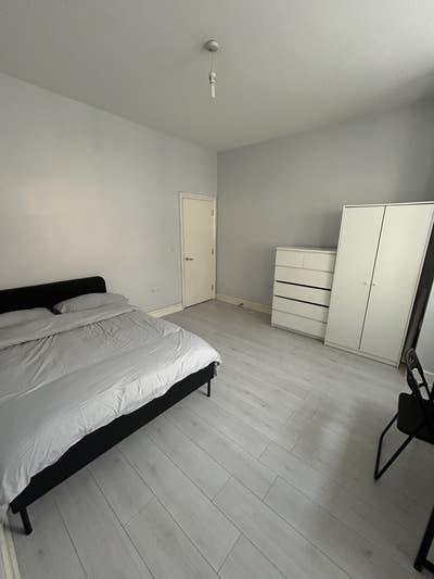 Large Double Room in spacious flat & garden Main Photo