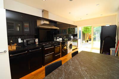 Luxury House with Garden! Close to Elizabeth Line Main Photo