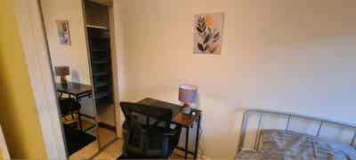 Bright Kinning Park Room by Subway & Amenities Main Photo