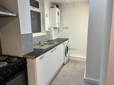 Large Studio Near Gorton Tesco, Bills included. Main Photo