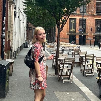 Young professional female looking for a room Main Photo