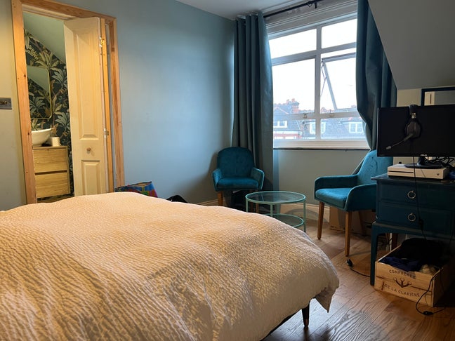 Large En-Suite Room w King-Size Bed in Crouch End Main Photo