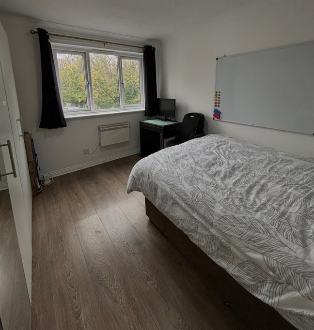 Comfortable Double Room with Great Transport Links Main Photo