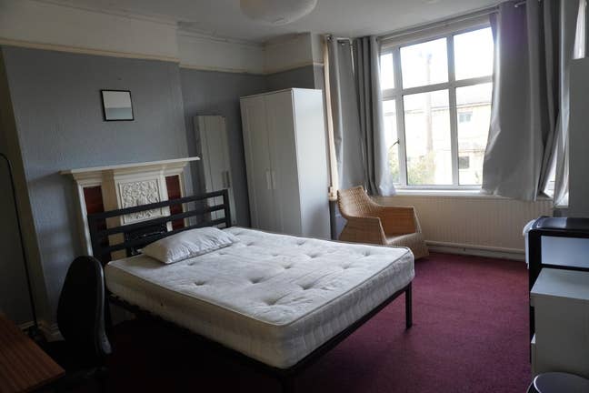 Spacious double rooms available 5m walk to brunel Main Photo