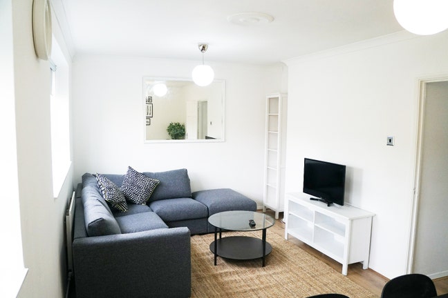 Large Double Room in a Modern Flat Main Photo