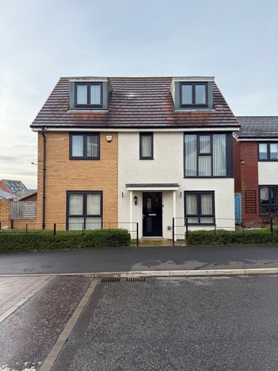 Spacious room available in a detached house  Main Photo