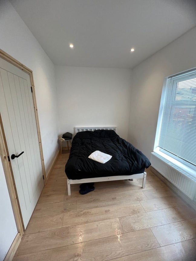✨ Spacious Double Room in 2-Bed Flat for Male M12✨ Main Photo