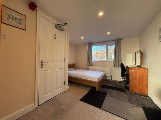 Ensuite with Bath LS13! Close to Train Station! Main Photo