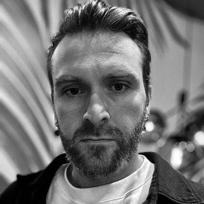 Design professional seeking quiet room with desk Main Photo