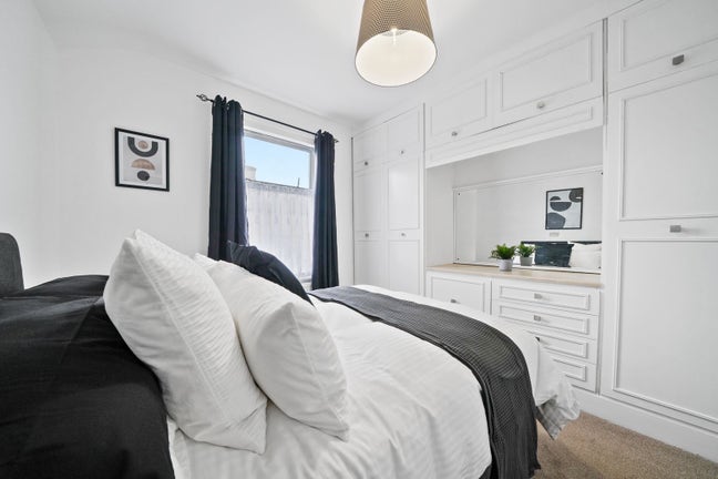 Large Room with Surplus Wardrobes Main Photo