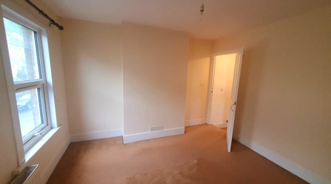 Double Room Available very close to train station  Main Photo