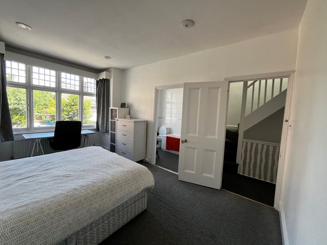  large en-suites, in 2 bed 2 bath flat Hsmith tube Main Photo