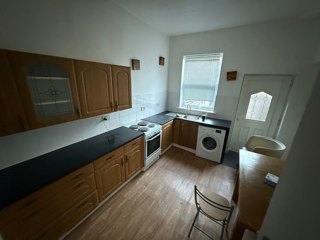 3 double room and 1 single room available  Main Photo