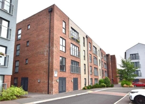 Double room in 2-Bed flat Main Photo