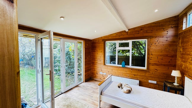 Pet friendly, newly refurbished studio garden flat Main Photo