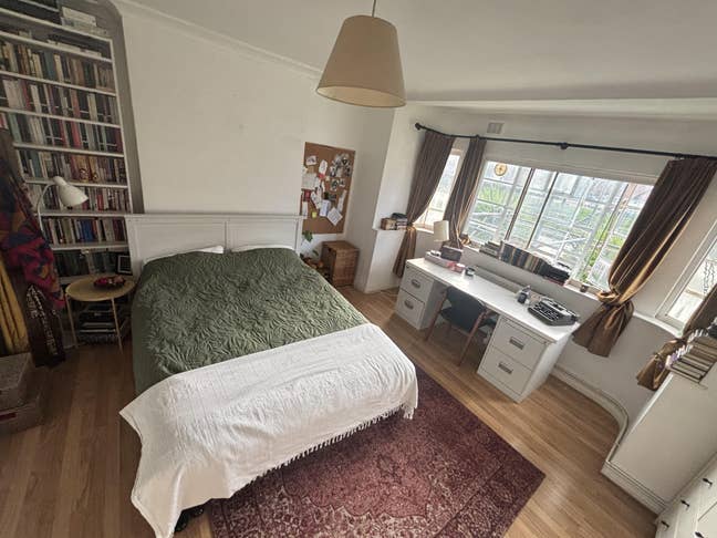 Available Now - Massive Room in Friendly Share N16 Main Photo