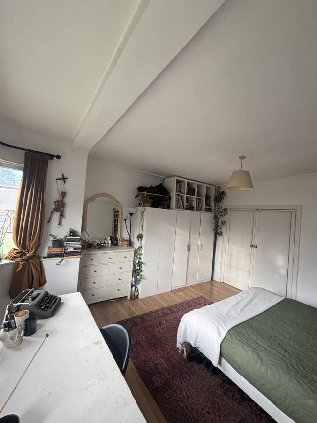 Huge room - Zone 2/3, N16 - Available Now Main Photo