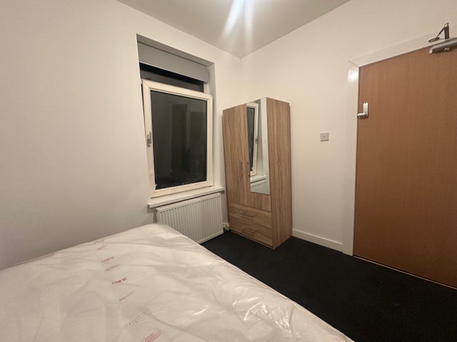 Recently Refurbished En Suite Room  Main Photo