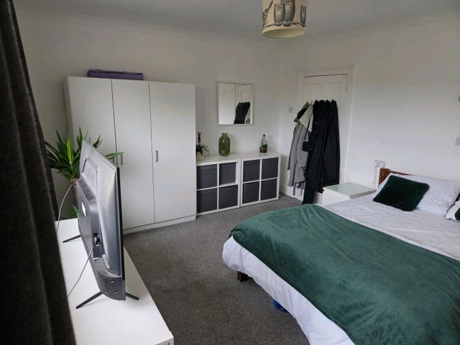 Large Double Room available w/live in Landlady Main Photo