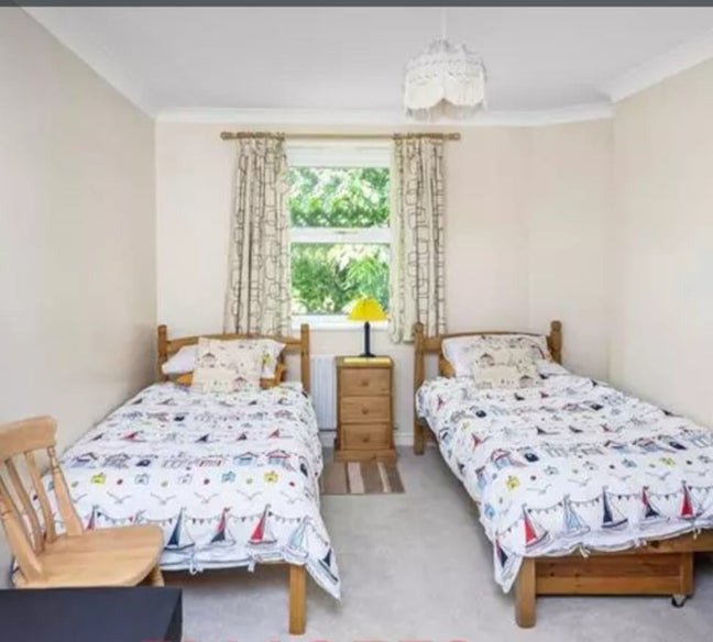 1 shared accommodation  available for male no  Main Photo