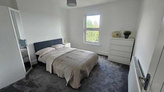 Newly refurbished large double room. Main Photo