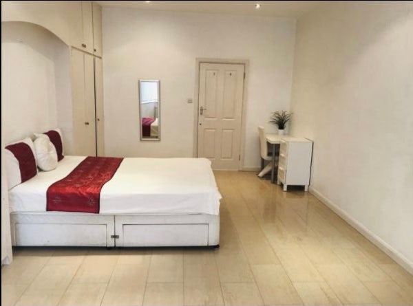 Professional females quiet home 5 min to tube Main Photo