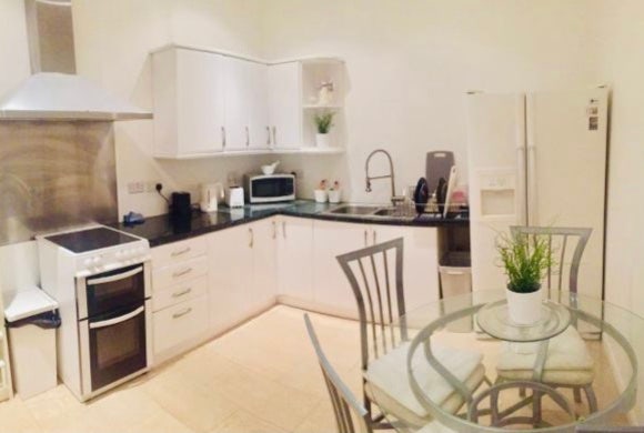 Professional females quiet home 5 min to tube Main Photo