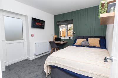 Premium En-Suite Room |  Prime Location Main Photo