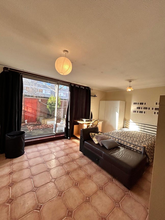 Lovely double room in Battersea Main Photo